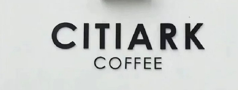 嘉二招牌團隊在台中診所招牌製作現場