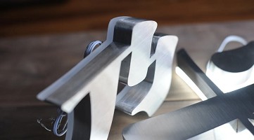 台中藥局招牌規劃：油漆、貼紙與噴圖的色彩表現比較